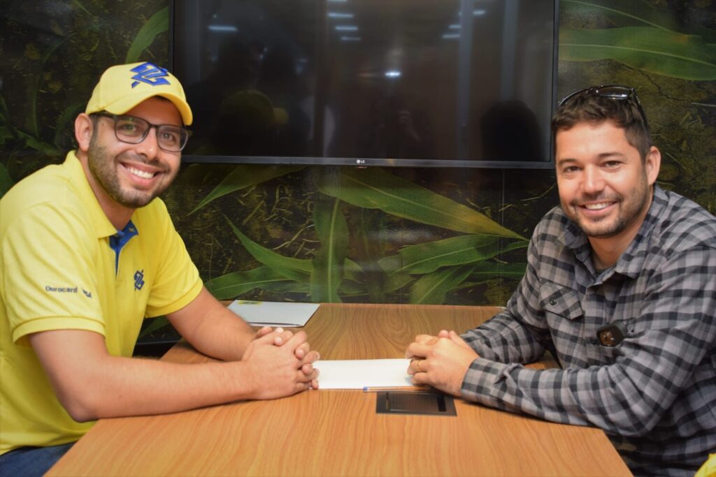 O gerente de Agronegócio do Banco do Brasil em Itapeva João Luiz Milagres e o produtor rural Erick Hertel, o Butininha, na Carreta Agro de 2023